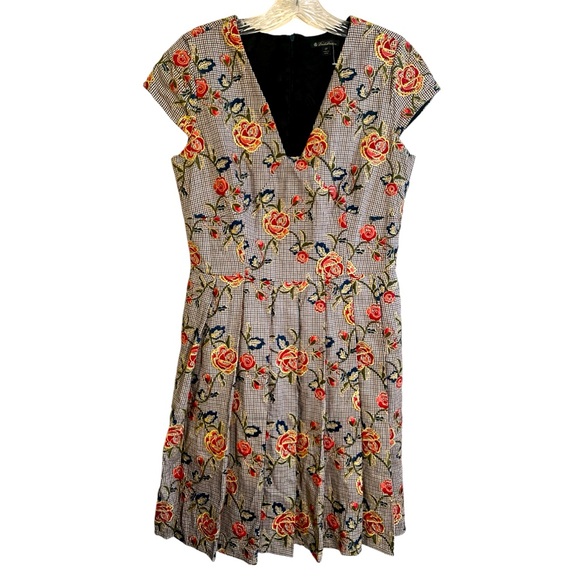 Brooks Brothers Dresses & Skirts - Brooks Brothers size 8P Houndstooth Floral Embroidered Metallic dress